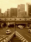 道路の上の飯田橋駅